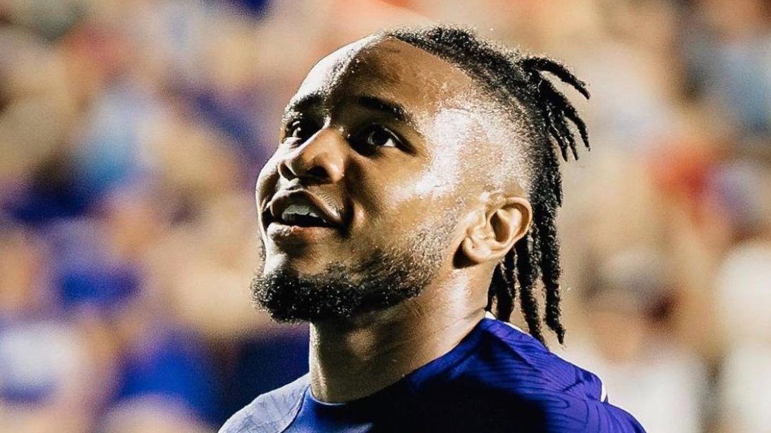 金塞拉：恩昆库需要开发十号位的特点，吉乌回归巴萨的可能性很低