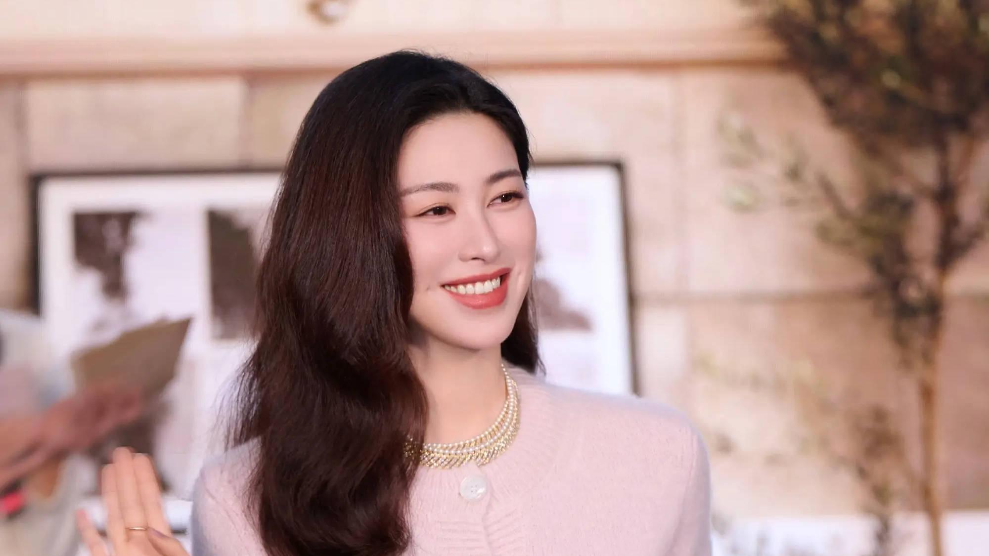 朱珠霸气“挤开”老公引热议，乌龙背后是夫妻默契与流量的合谋