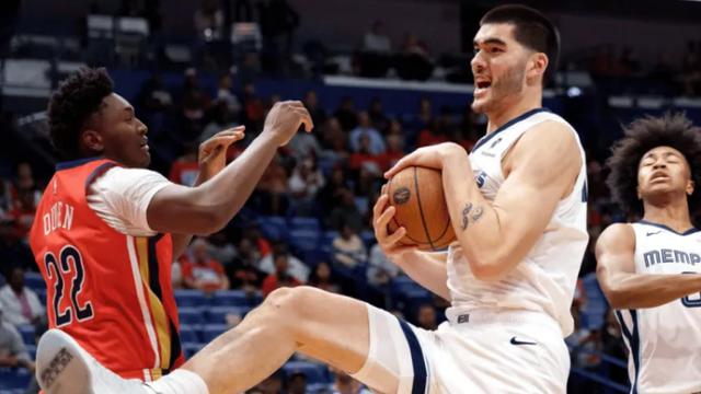 快船溃败又遭群嘲，主场被灰熊二队三杀，板凳席差距鲜明