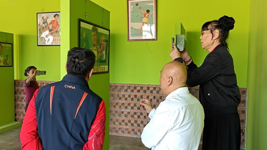 中国篮球传奇、一个时代的开创者郑海霞到北京祥篮球博物馆参观指导