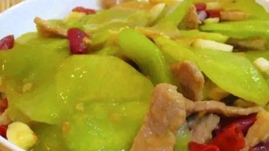 教你莴笋炒肉的家常做法，脆嫩爽口，步骤简单，大人小孩都爱吃