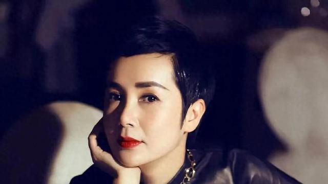 60岁蒋雯丽现状：定居英国，又瘦又老，网友惋惜：一代女神也老了