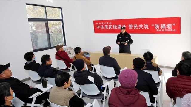 女子遇诈骗民警 11 轮苦劝无果，网友：“被骗”才是最好的反诈教育