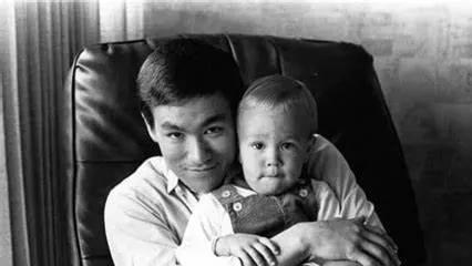 向太曝李小龙儿子死因，儿子、老子都离奇死亡，让人唏嘘！