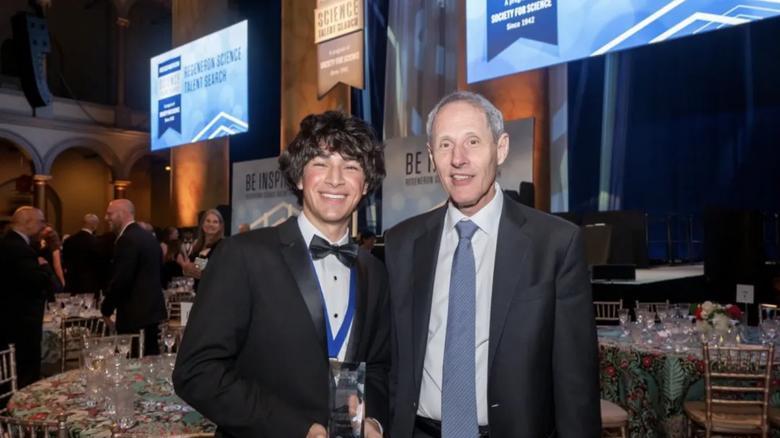 18岁高中生独发顶刊！斯坦福连夜发offer，AI挖掘NASA数据发现150万天体震撼科学界