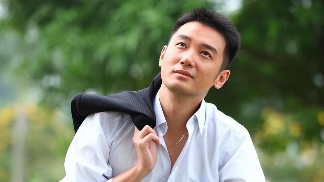 央视名嘴转行当龙套，他辞掉金饭碗闯荡娱乐圈，二十年后说出真心话