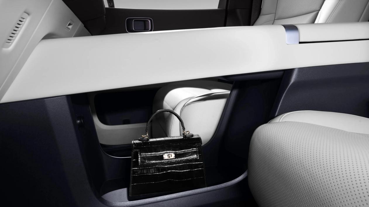 理想“小高铁”实测：5米2纯电MPV，50万内真没对手？