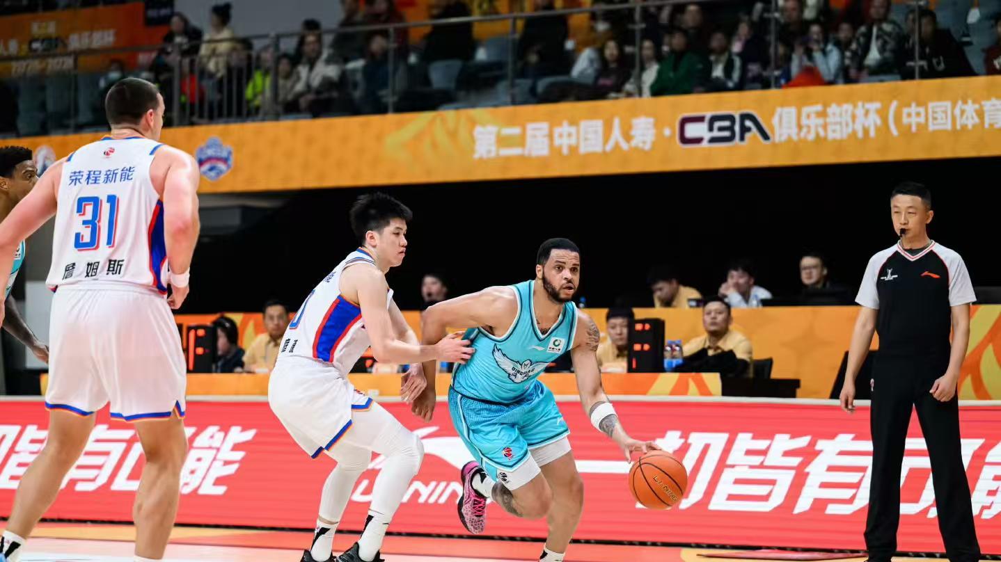 ​7分险胜，山东队杀入CBA杯8强！邱彪振臂高呼，克里斯28+8立大功