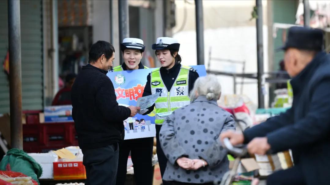 阜南公安交警“赶大集”唠安全 把交通安全知识送进村庄百姓心里