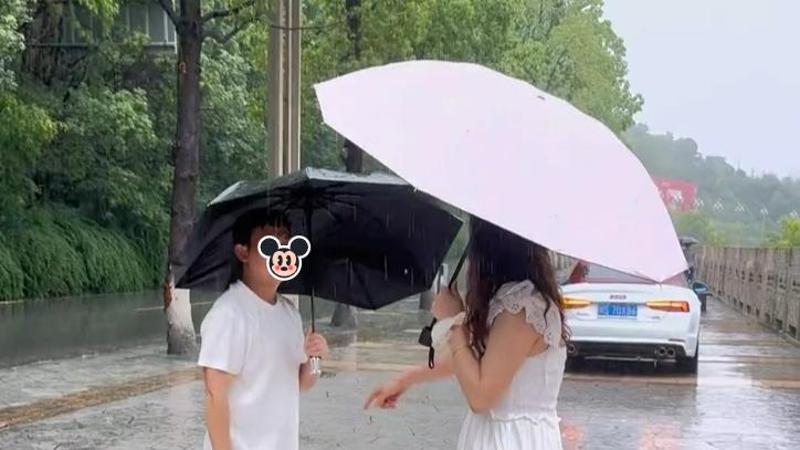 男子和妻子吵架开着车就出门，姐姐见状立马上去揍他：快回去道歉