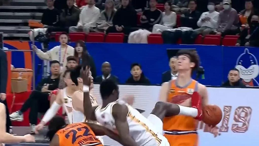 CBA背靠背打脸，王哲林被坑无辜，雷蒙拉伤虚惊，北京高度获利多