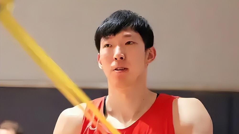 不是赵继伟，不是胡金秋，中国男篮队长确定，新疆国手压哨提拔