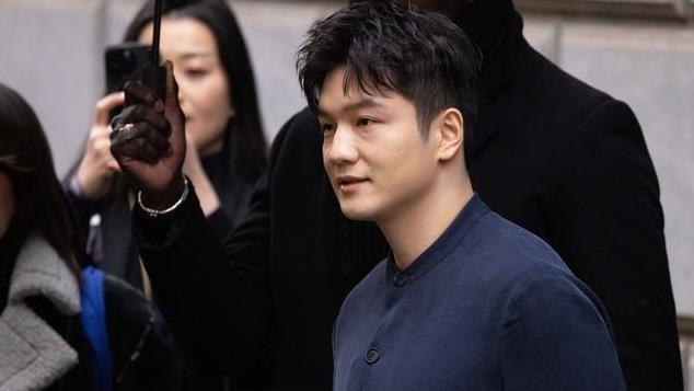 马龙樊振东现身米兰，一个粉唇白面像奶油小生，一个霸道如大哥