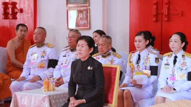 泰王重用诗妮娜母亲，丈母娘频频亮相公务，农妇逆袭为皇亲国戚