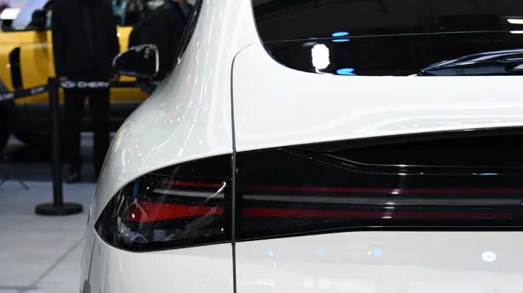 奇瑞设计师真开窍了？风云A9 EV实车亮相广州车展，这颜值太能打了