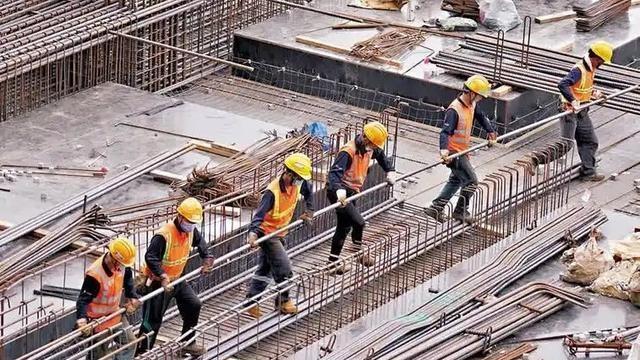 建筑女工月入5万，3段婚姻5个娃，1人养活全家7口人