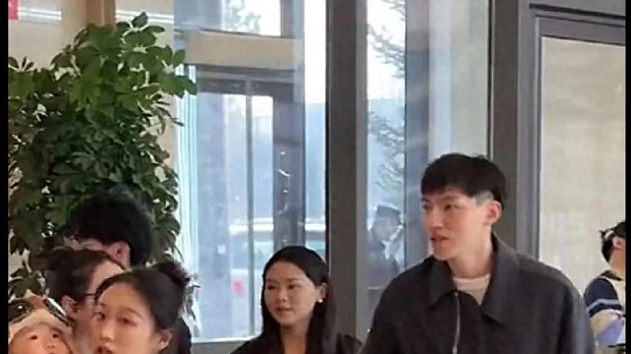 CBA二消息：吴前带老婆儿子出席全明星 广东队和广州龙狮打热身赛