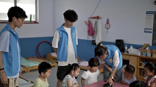 科技赋能童心，文化浸润成长—潍坊学院“AI·科创文化实践团”赴幼儿园开展教育实践