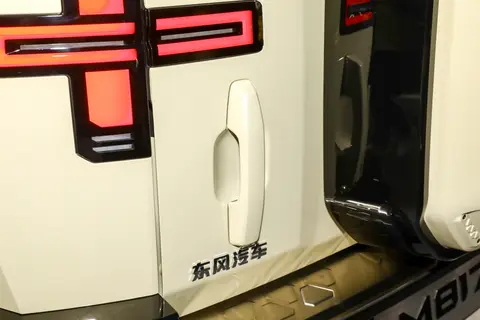 低油耗+高通过性！猛士M817 Hero版：百公里馈电7.24L，征服无人区