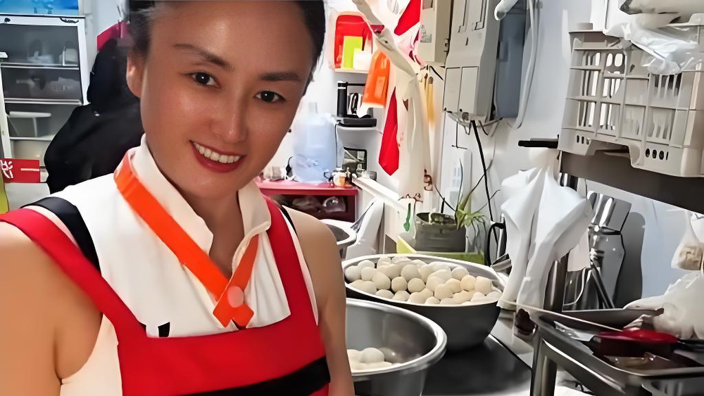 女子1分钟剥130个煮鸡蛋：20年练就“无影手”绝技