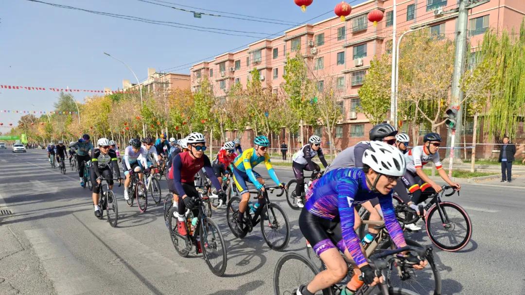八国车手齐聚它乾城 300多人畅骑沙雅县