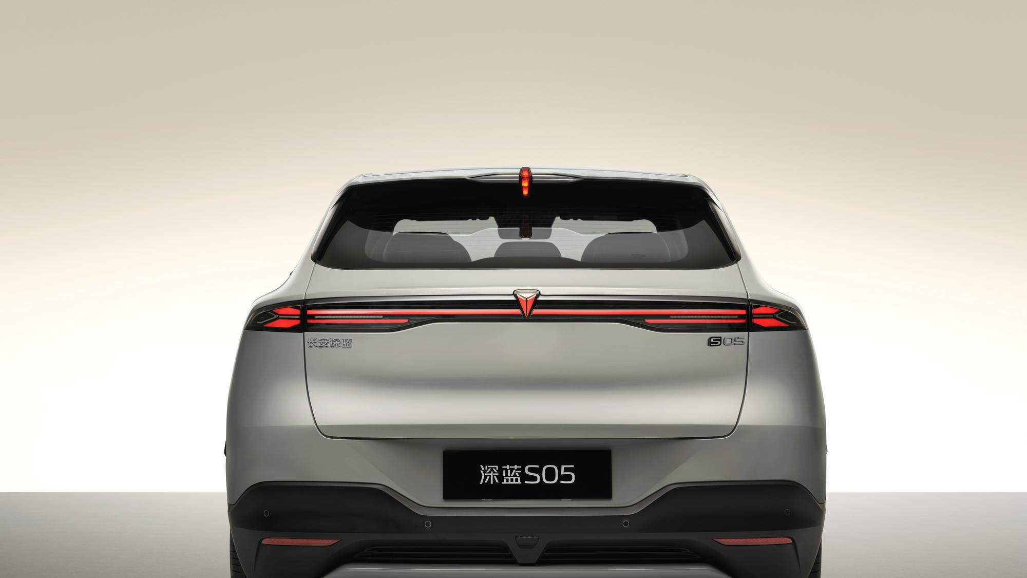 自驾游爱好者推荐车型，深蓝S05搭载投影大灯，360度智趣云台相机