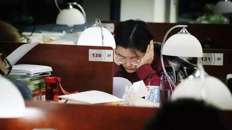 这得多痛！孩子考取高中编，母亲却让他辞职考研，结果现在一团糟