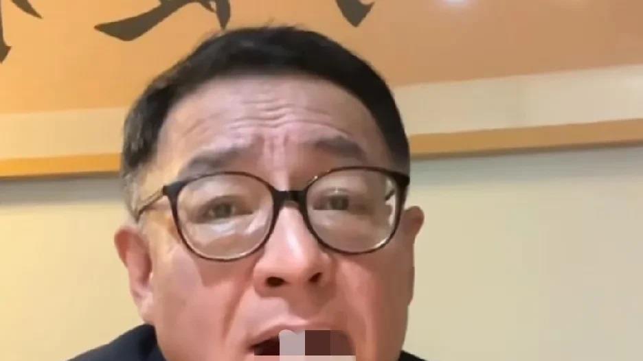 大S一家子这出戏，真是让人看得又气又好笑。一个月过去了，骨灰还搁家里，一会儿树葬