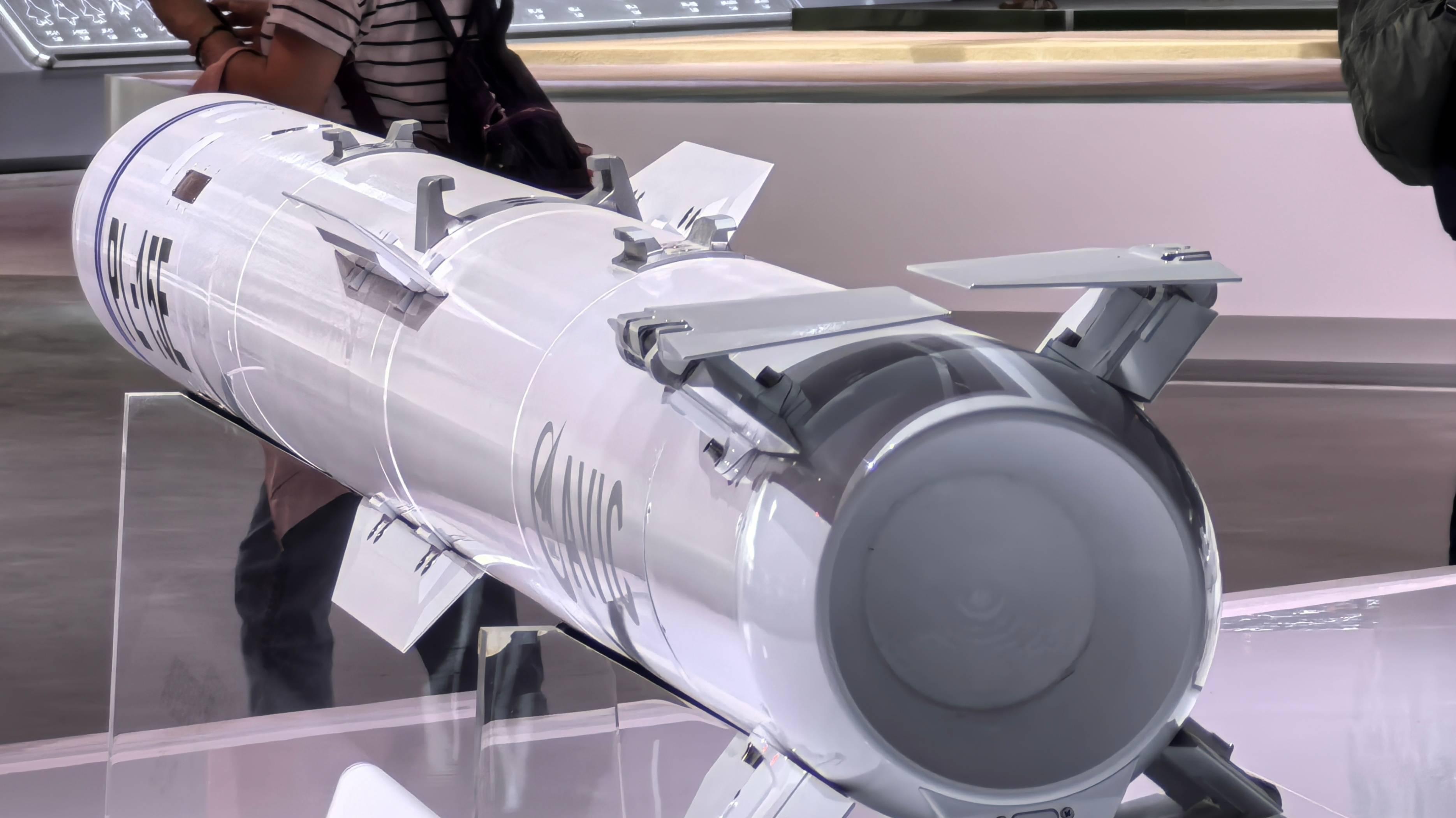AIM-260终于要列装了，射程超过260公里，能否碾压霹雳-15？