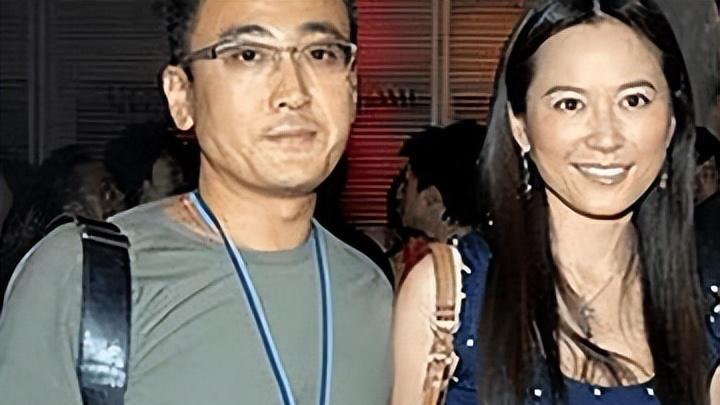 演员俞飞鸿坚决不结婚，至今仍单身，却有一个男人陪了她近20年