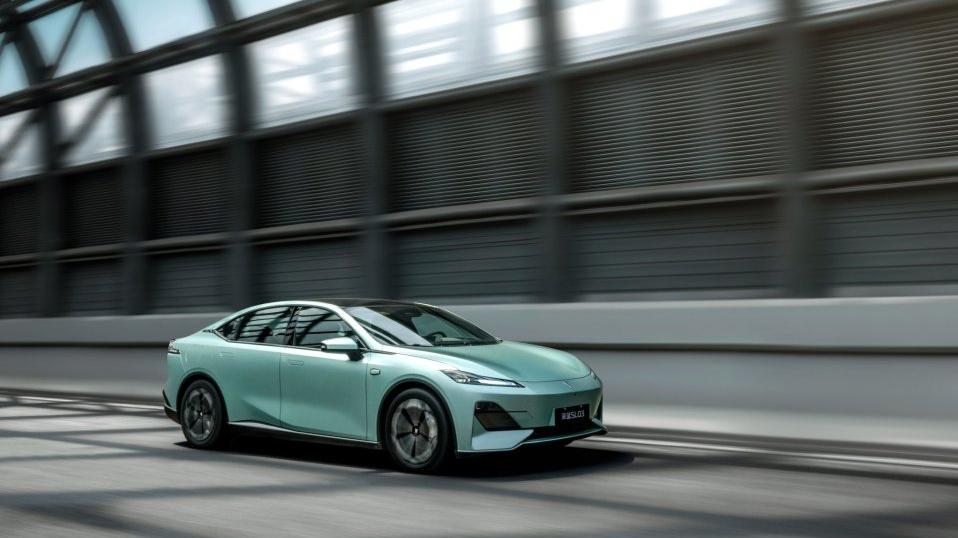 新能源全能轿跑王！续航1200km，媲美小米SU7，一口价11.49万