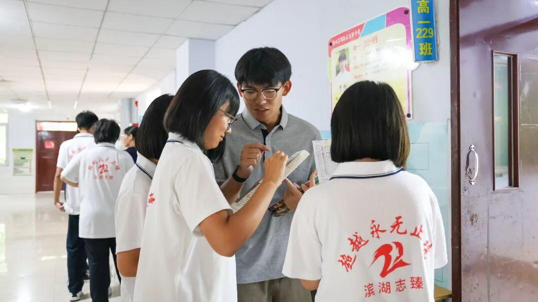 衡水滨湖志臻教师“走廊摆摊” 为学子答疑谈心，温暖入心！