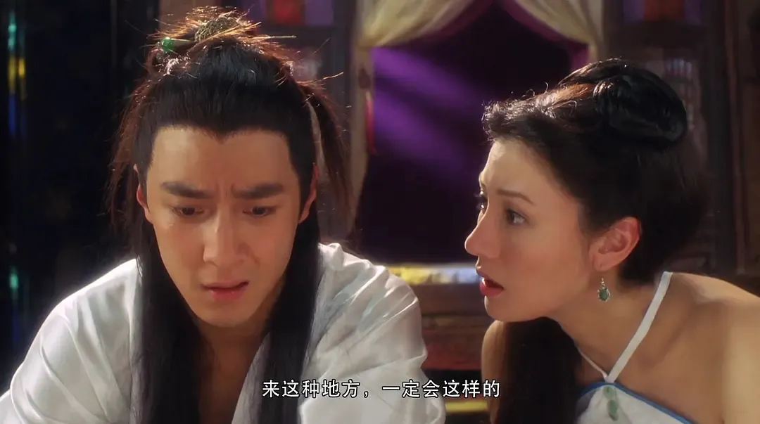 男主为了5000两白银卖掉了女主，成婚当天，女主哭着拿出价值连城的百宝箱丢进江中