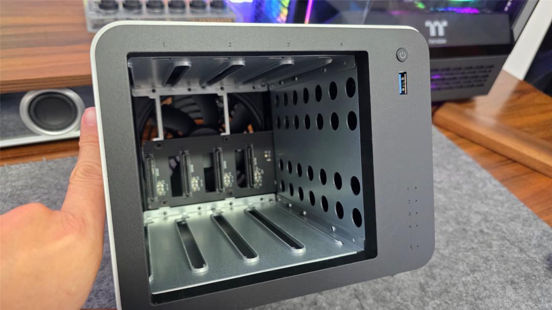 40岁再创业：铁威马F4-425 Plus如何成为自媒体工作室的协同核心