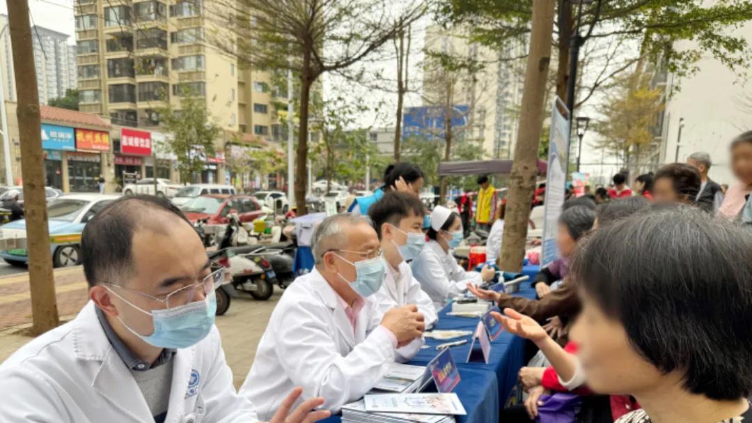 三月春风暖 医者雷锋行丨前海人寿广西医院开展“3.5学雷锋日”义诊