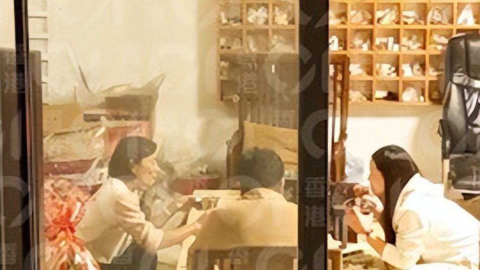 75岁李龙基自曝做第三者，与小36岁女友分手泪崩，14年爷孙恋终成笑话