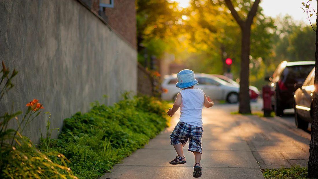 父母做到这4次“撑腰”，孩子一辈子敢抬头走路