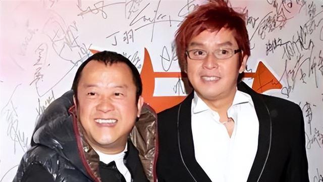 71岁曾志伟和谭咏麟在日本吃帝王蟹，阔腿裤一穿，更显身材矮小