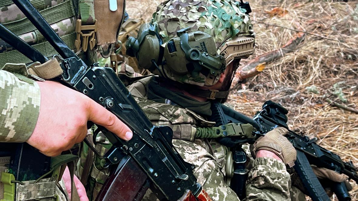 乌军第95空突旅驰援！突击队冲入罗金西克城，跟俄军反复争夺