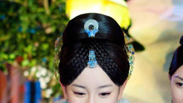 哲哲嫁给皇太极连生三个女儿，无奈之下，她将两个侄女带进后宫