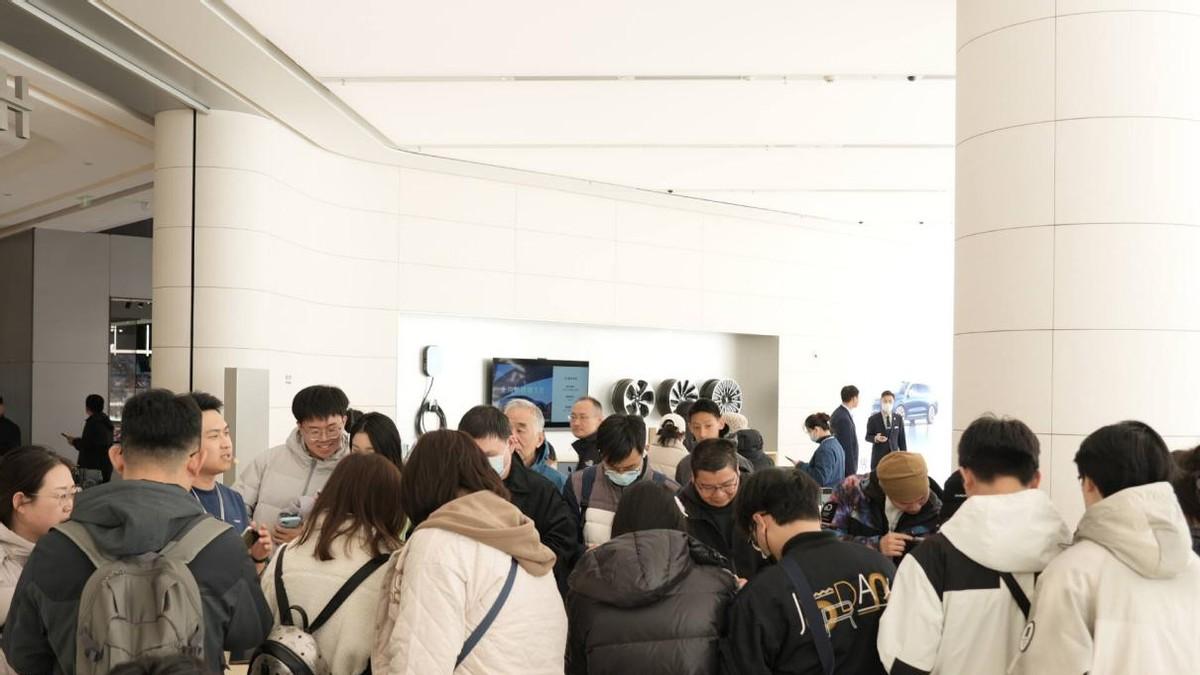 华为Pura X首销开启，鸿蒙操作系统 5与16: 10阔型屏重塑用户体验