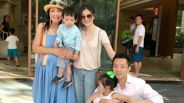 S家以结婚三周年名义邀请好友，现场氛围很悲伤，欧巴称永远爱你