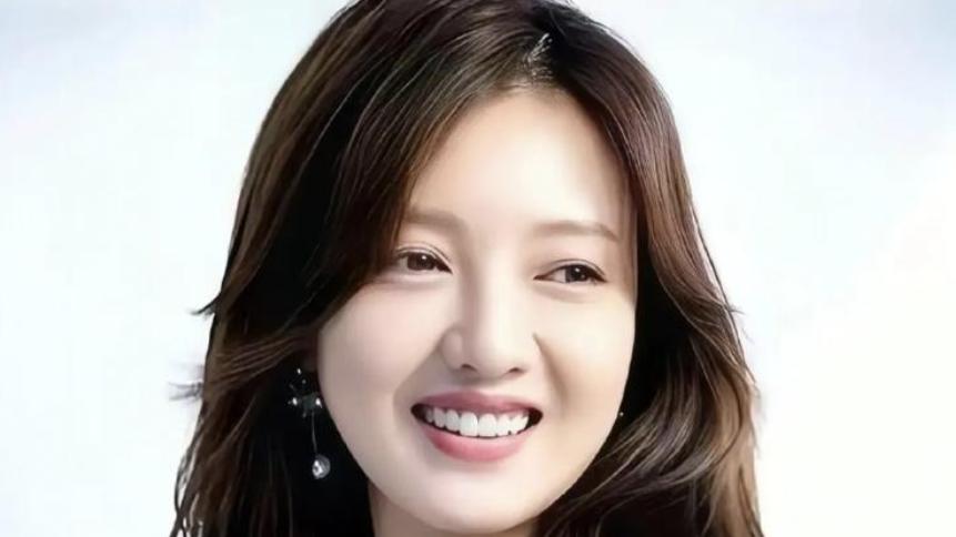 赵宝刚力捧，孙红雷合作，演了15次女主都不红，48岁嫩的能掐出水