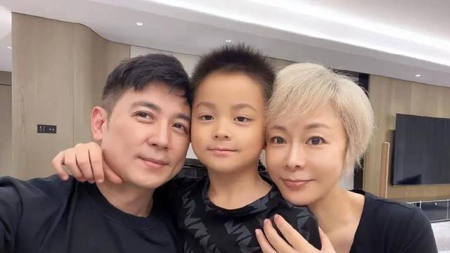国民男神，结婚16年没绯闻，一家三口其乐融融好有爱，帅气儿子神似