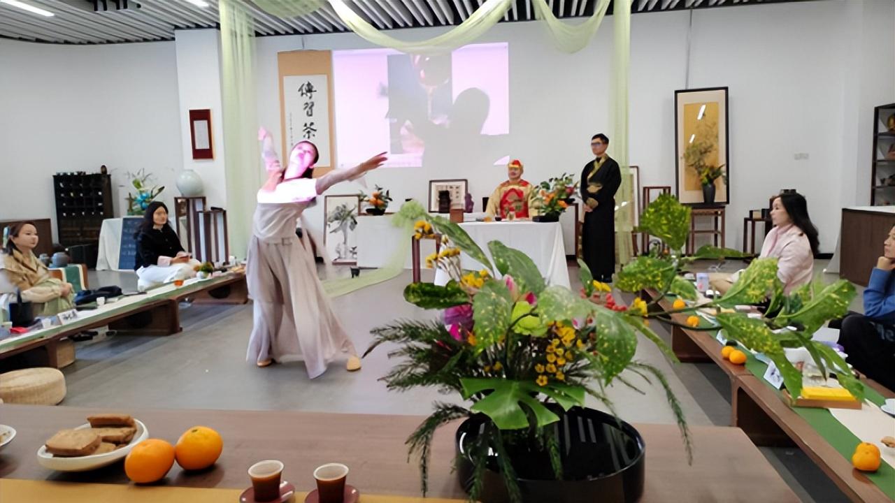 寓教于乐  别开生面——润物行茶社《乾隆品茗会仙记》观后