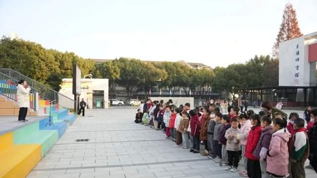 绍兴市少儿艺术学校“青藤小舞台”歌声飞扬，校园清晨绽放艺彩