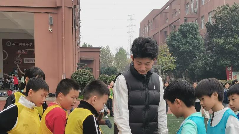 信阳市羊山实验小学2025年“校长杯”足球赛燃情落幕！