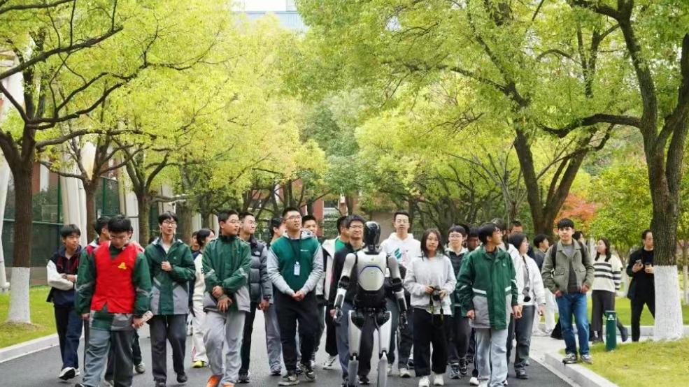 当虹科技打造可落地的“机器人+教育”新场景: 让机器人学长, 带你逛校园！