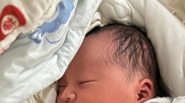 “手不离嘴”的宝宝更聪明？这3个优势，妈妈偷着乐