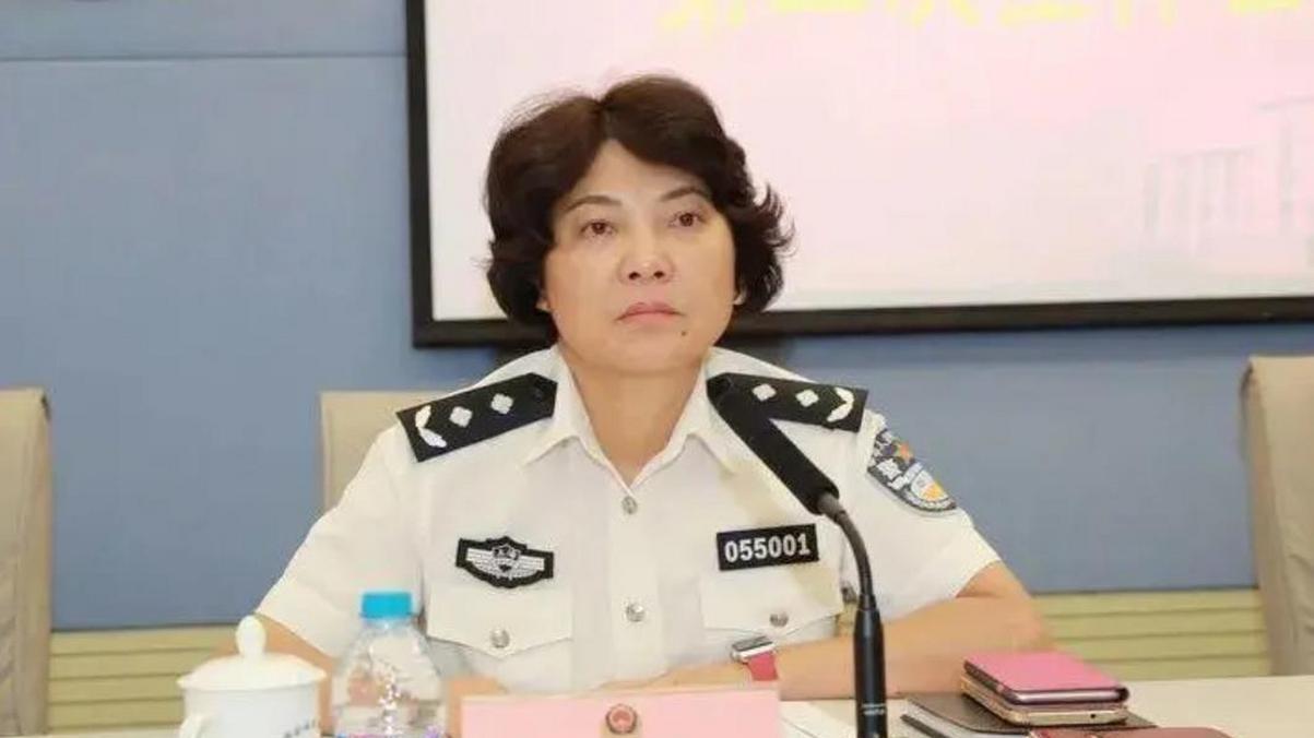 从 “警界之花” 到阶下囚：贪 2400 万养 “干儿子”，60 岁女局长的荒唐末路